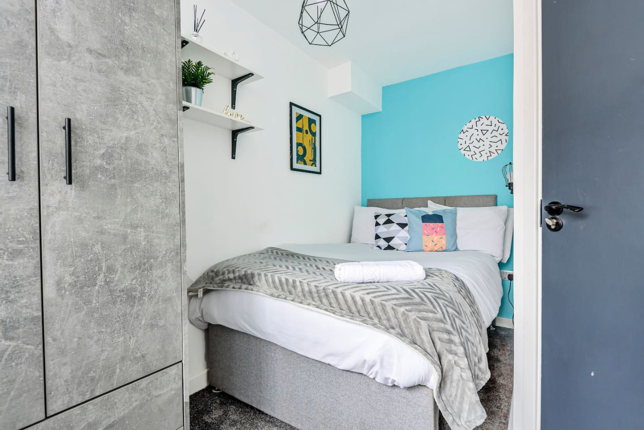 Stylish 5 bedroom 5 bathroom House • Sleeps 10 • Free Parking • Fast WiFi in 103 Bolingbroke Road - Property image 13 - VivreStays