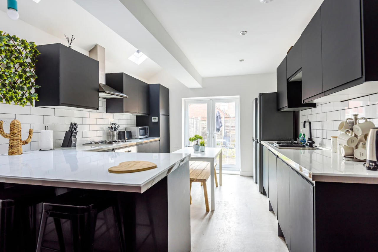 Stylish 5 bedroom 5 bathroom House • Sleeps 10 • Free Parking • Fast WiFi in 103 Bolingbroke Road - Property image 4 - VivreStays