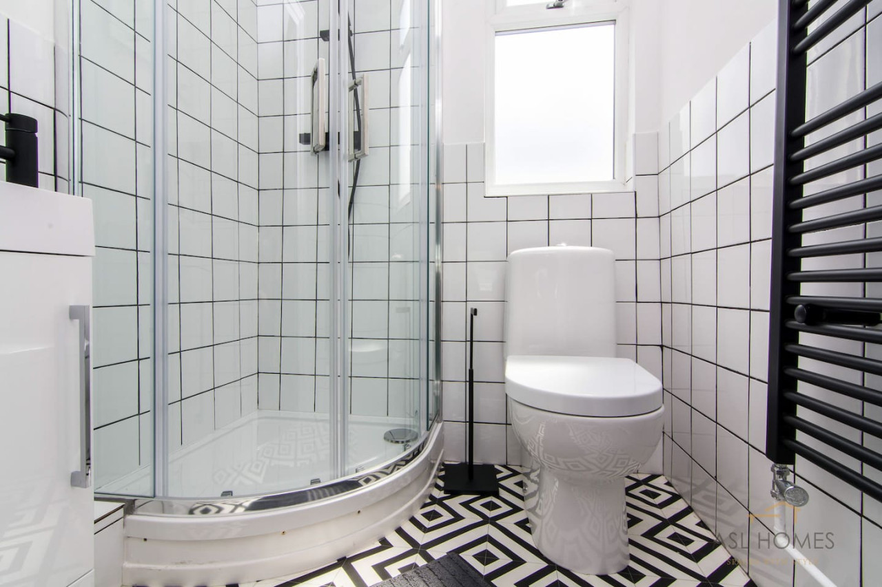 Stylish 5 bedroom 5 bathroom House • Sleeps 10 • Free Parking • Fast WiFi in 103 Bolingbroke Road - Property image 10 - VivreStays