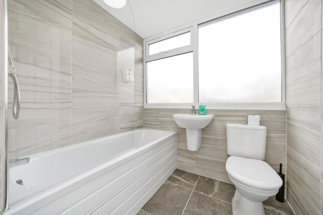 Cosy 3-Bedroom House • Free Parking • Garden • Fast Wifi • Self-Check-In in 4 Olaf Place - Property image 15 - VivreStays