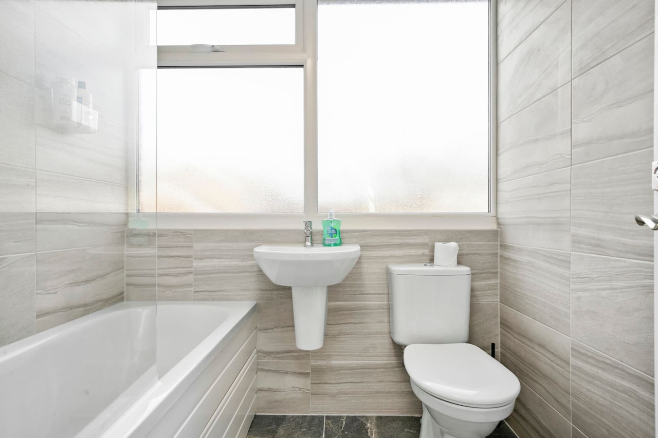 Cosy 3-Bedroom House • Free Parking • Garden • Fast Wifi • Self-Check-In in 4 Olaf Place - Property image 14 - VivreStays
