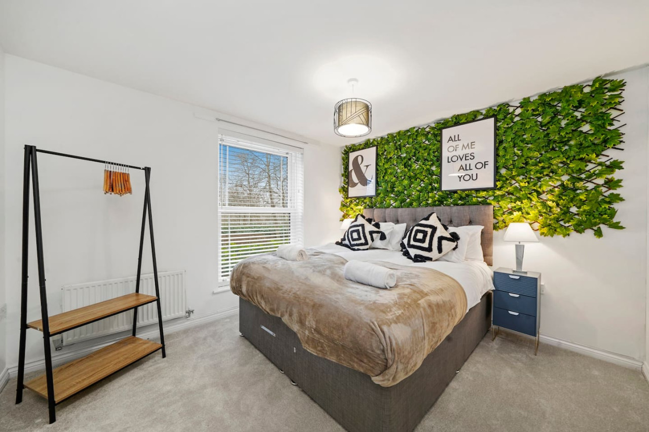 Stylish 2 Bedroom 2 Bathroom Apartment • Great Location • Free Parking • Fast WiFi • Smart TV in Flat 15, Watson House, Turing Gate, Bletchley - Property image 3 - VivreStays