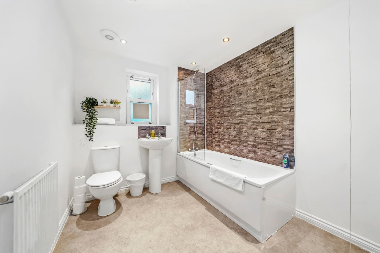 Stylish 2 Bedroom 2 Bathroom Apartment • Great Location • Free Parking • Fast WiFi • Smart TV in Flat 15, Watson House, Turing Gate, Bletchley - Property image 7 - VivreStays