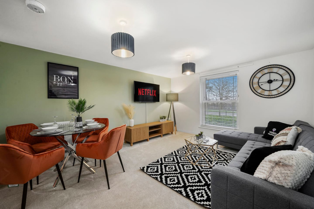 Stylish 2 Bedroom 2 Bathroom Apartment • Great Location • Free Parking • Fast WiFi • Smart TV in Flat 15, Watson House, Turing Gate, Bletchley - Property image 12 - VivreStays
