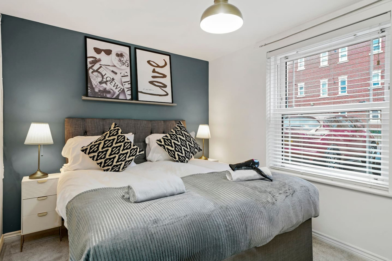 Stylish 2 Bedroom 2 Bathroom Apartment • Great Location • Free Parking • Fast WiFi • Smart TV in Flat 15, Watson House, Turing Gate, Bletchley - Property image 10 - VivreStays