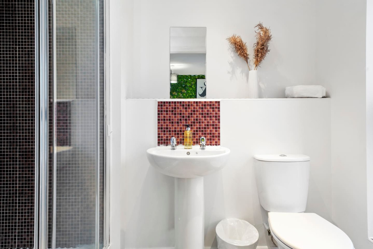 Stylish 2 Bedroom 2 Bathroom Apartment • Great Location • Free Parking • Fast WiFi • Smart TV in Flat 15, Watson House, Turing Gate, Bletchley - Property image 11 - VivreStays