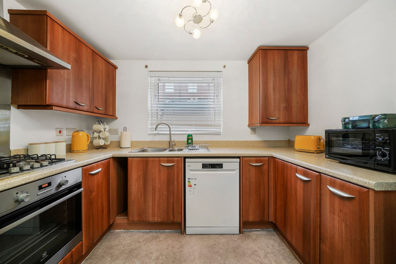 Stylish 2 Bedroom 2 Bathroom Apartment • Great Location • Free Parking • Fast WiFi • Smart TV in Flat 15, Watson House, Turing Gate, Bletchley - Property image 16 - VivreStays