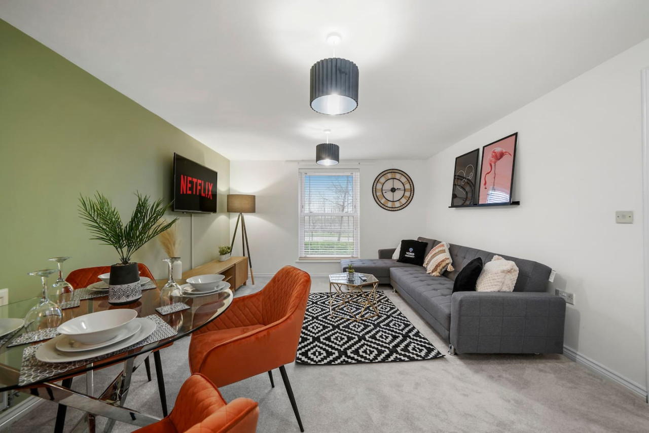 Stylish 2 Bedroom 2 Bathroom Apartment • Great Location • Free Parking • Fast WiFi • Smart TV in Flat 15, Watson House, Turing Gate, Bletchley - Property image 14 - VivreStays