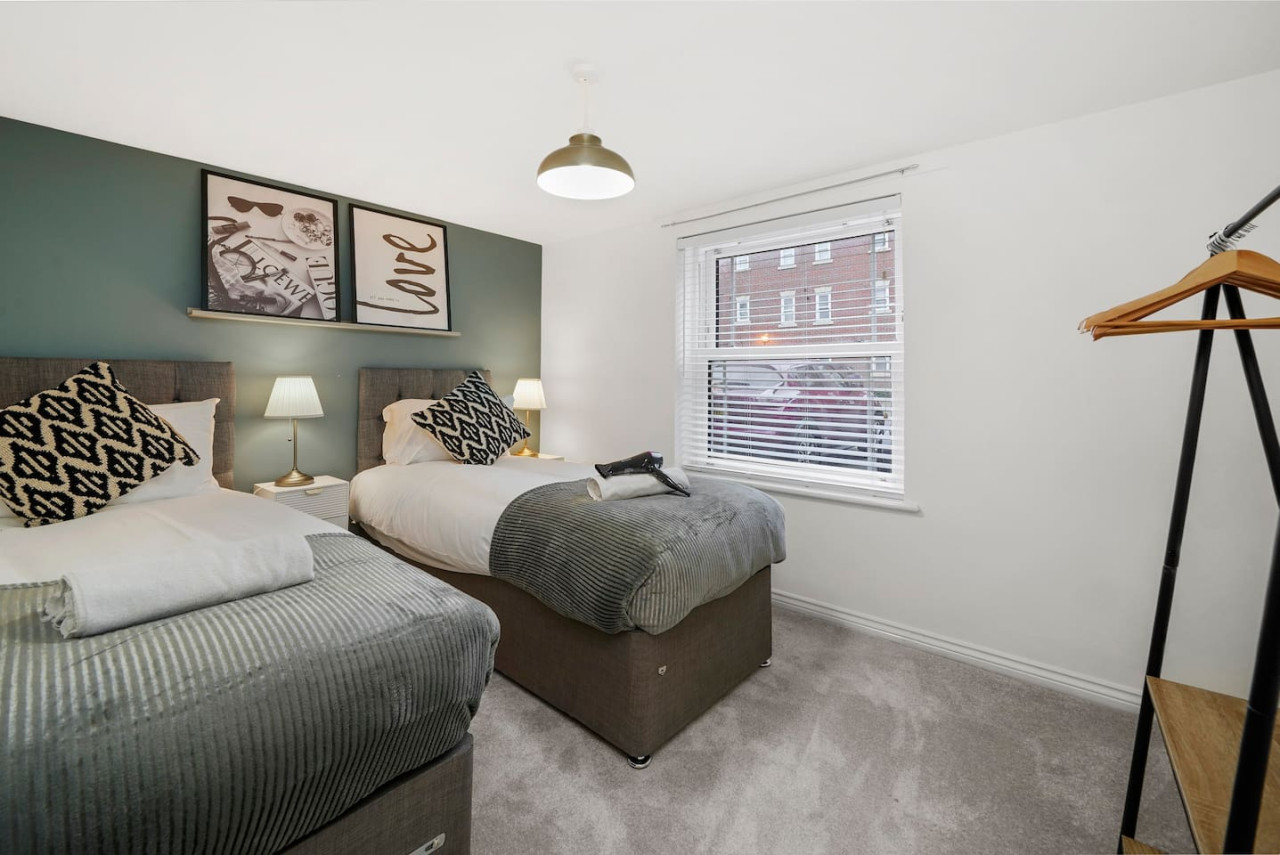 Stylish 2 Bedroom 2 Bathroom Apartment • Great Location • Free Parking • Fast WiFi • Smart TV in Flat 15, Watson House, Turing Gate, Bletchley - Property image 8 - VivreStays