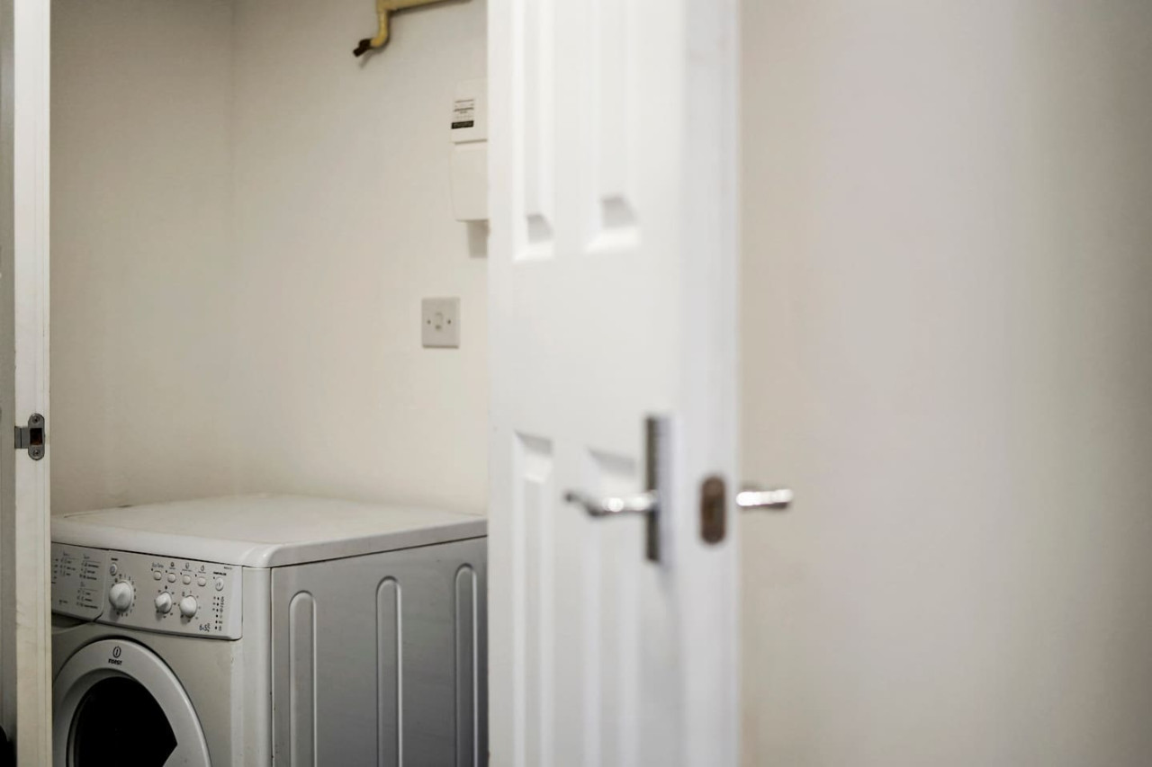 Stylish 2 Bedroom 2 Bathroom Apartment • Great Location • Free Parking • Fast WiFi • Smart TV in Flat 15, Watson House, Turing Gate, Bletchley - Property image 17 - VivreStays