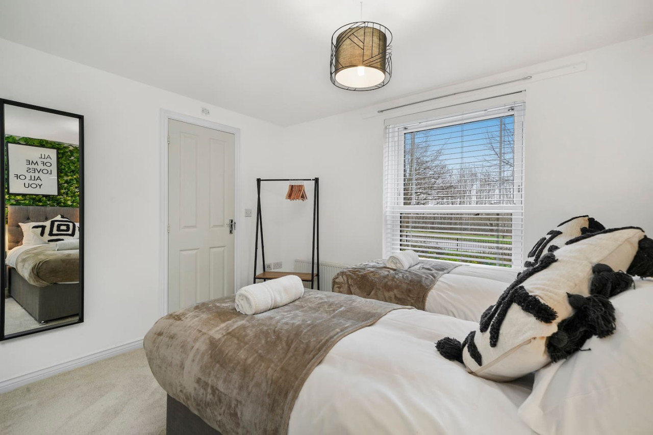 Stylish 2 Bedroom 2 Bathroom Apartment • Great Location • Free Parking • Fast WiFi • Smart TV in Flat 15, Watson House, Turing Gate, Bletchley - Property image 5 - VivreStays
