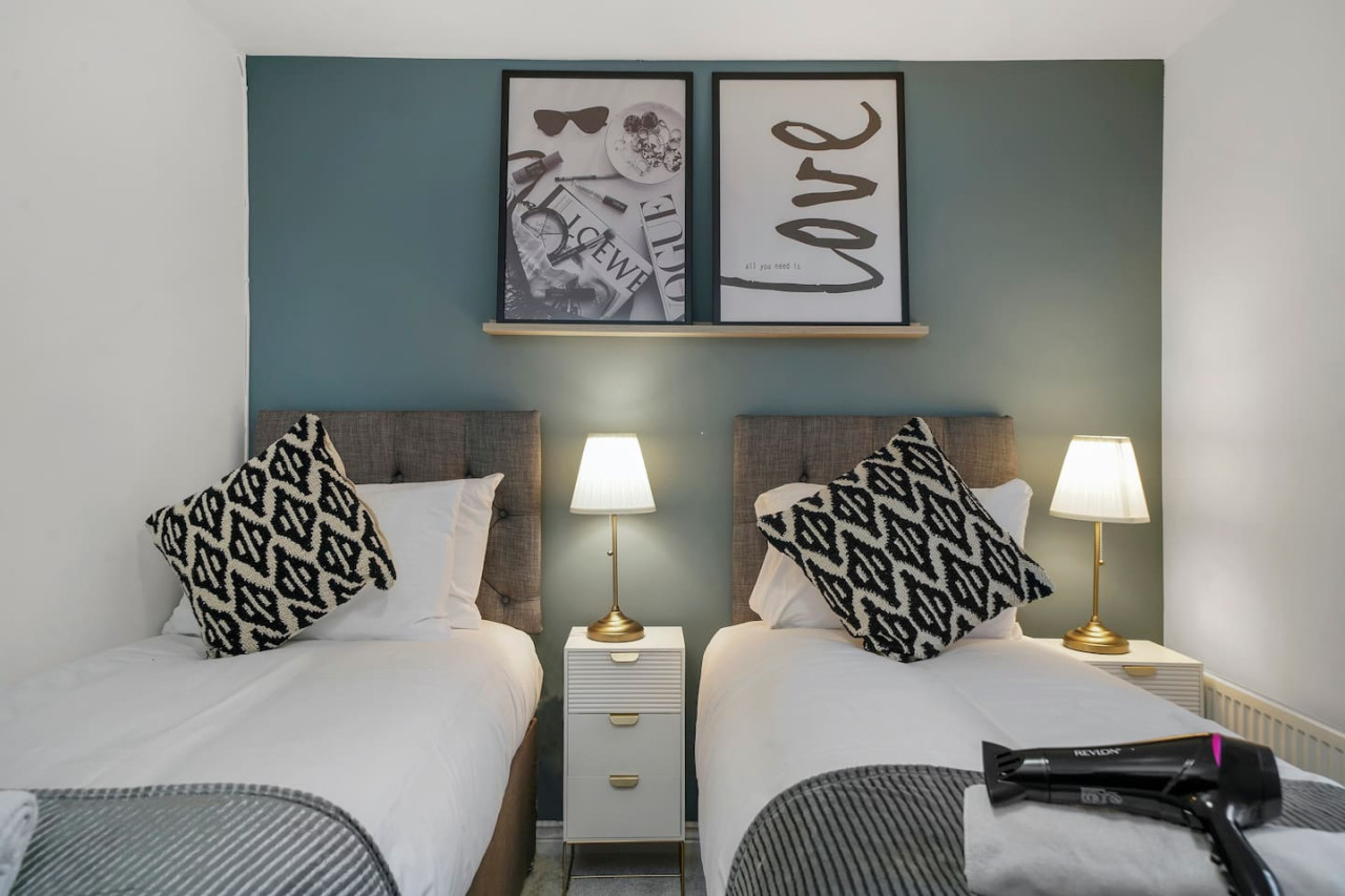 Stylish 2 Bedroom 2 Bathroom Apartment • Great Location • Free Parking • Fast WiFi • Smart TV in Flat 15, Watson House, Turing Gate, Bletchley - Property image 9 - VivreStays