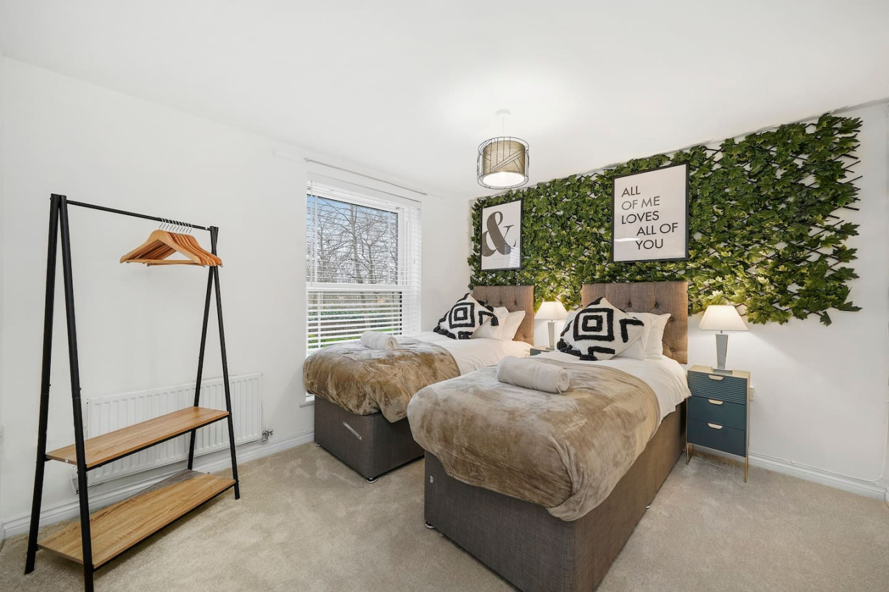 Stylish 2 Bedroom 2 Bathroom Apartment • Great Location • Free Parking • Fast WiFi • Smart TV serviced apartment - Milton Keynes - VivreStays