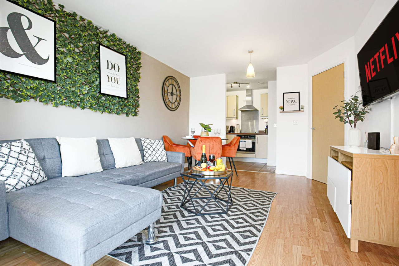 Stylish Apartment • City Centre • Balcony • Free Parking • Self-Check-In in Mortimer Square Flat 33 Dakota House - Property image 4 - VivreStays