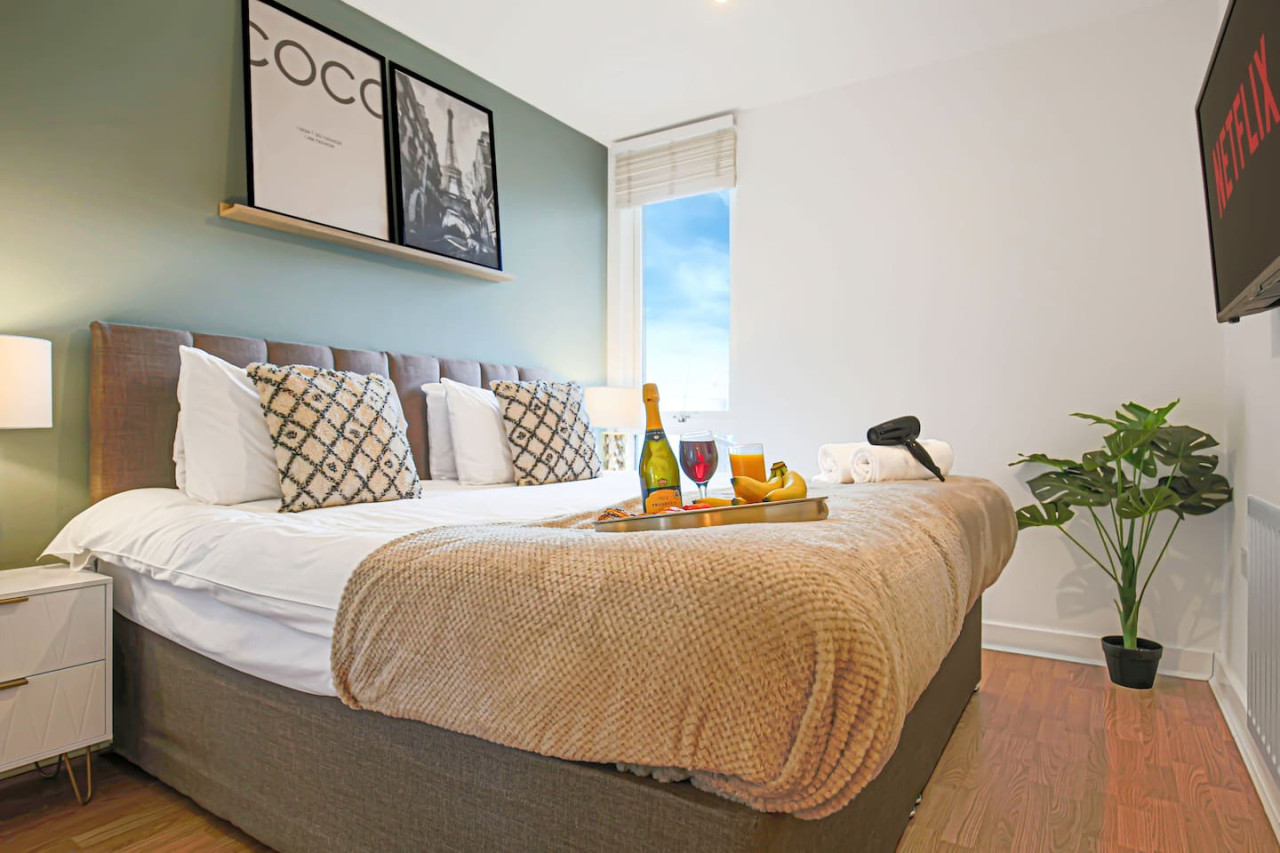 Stylish Apartment • City Centre • Balcony • Free Parking • Self-Check-In in Mortimer Square Flat 33 Dakota House - Property image 9 - VivreStays