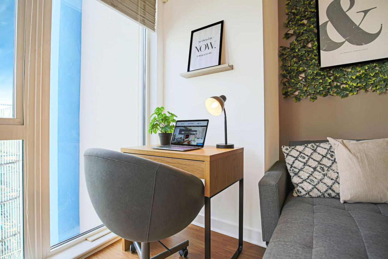 Stylish Apartment • City Centre • Balcony • Free Parking • Self-Check-In in Mortimer Square Flat 33 Dakota House - Property image 6 - VivreStays