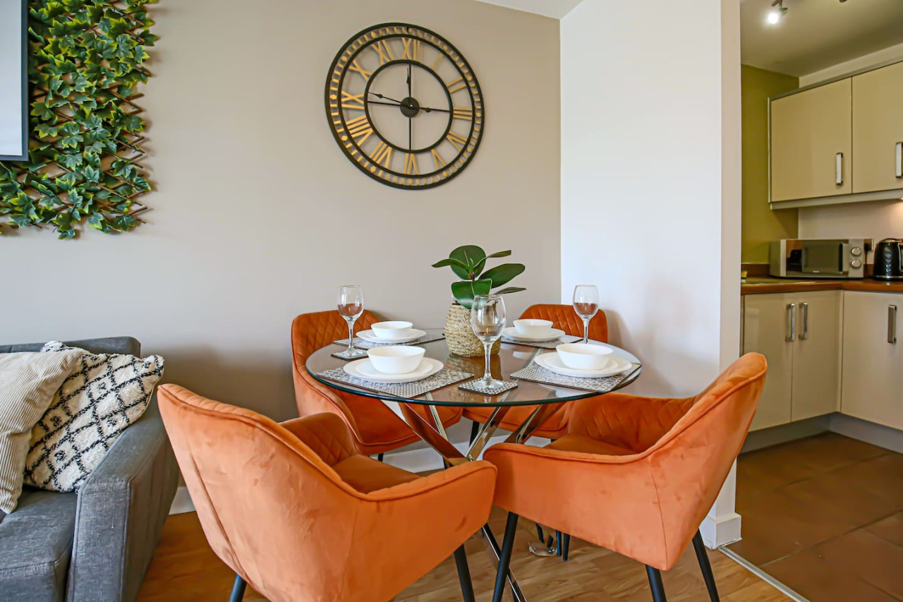Stylish Apartment • City Centre • Balcony • Free Parking • Self-Check-In in Mortimer Square Flat 33 Dakota House - Property image 10 - VivreStays