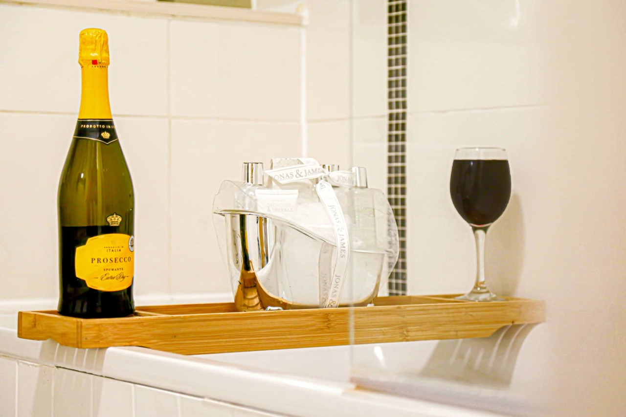 Stylish Apartment • City Centre • Balcony • Free Parking • Self-Check-In in Mortimer Square Flat 33 Dakota House - Property image 15 - VivreStays