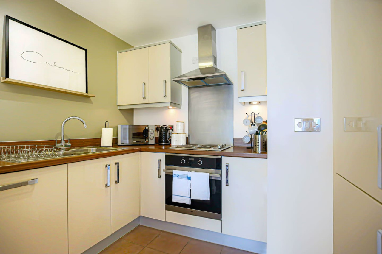 Stylish Apartment • City Centre • Balcony • Free Parking • Self-Check-In in Mortimer Square Flat 33 Dakota House - Property image 11 - VivreStays