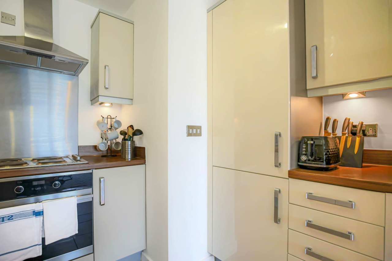Stylish Apartment • City Centre • Balcony • Free Parking • Self-Check-In in Mortimer Square Flat 33 Dakota House - Property image 12 - VivreStays