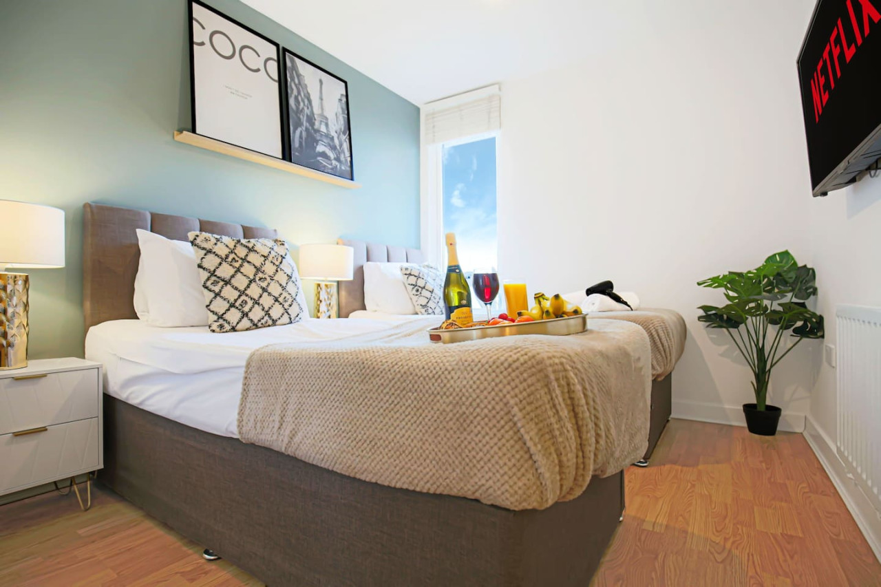 Stylish Apartment • City Centre • Balcony • Free Parking • Self-Check-In in Mortimer Square Flat 33 Dakota House - Property image 7 - VivreStays