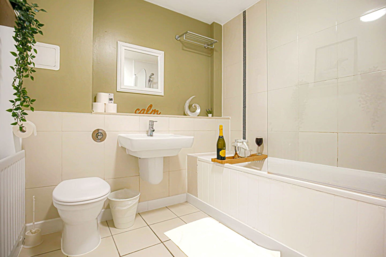 Stylish Apartment • City Centre • Balcony • Free Parking • Self-Check-In in Mortimer Square Flat 33 Dakota House - Property image 14 - VivreStays