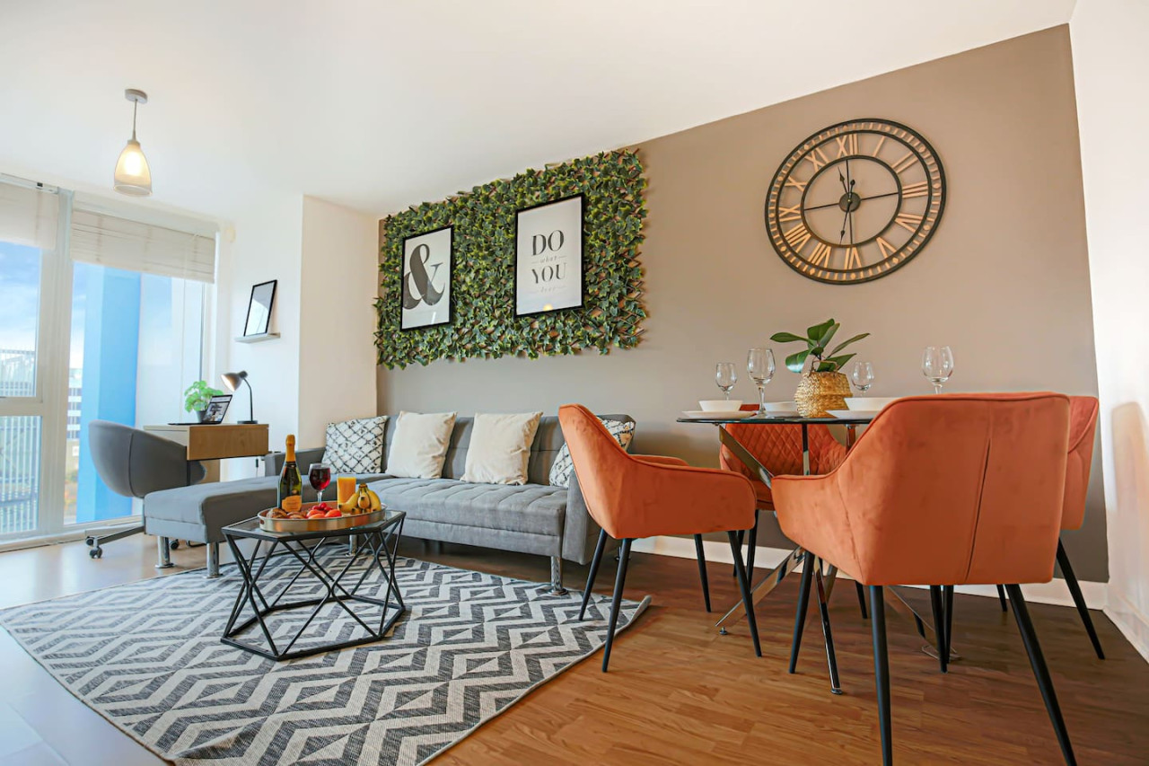 Stylish Apartment • City Centre • Balcony • Free Parking • Self-Check-In in Mortimer Square Flat 33 Dakota House - Property image 2 - VivreStays