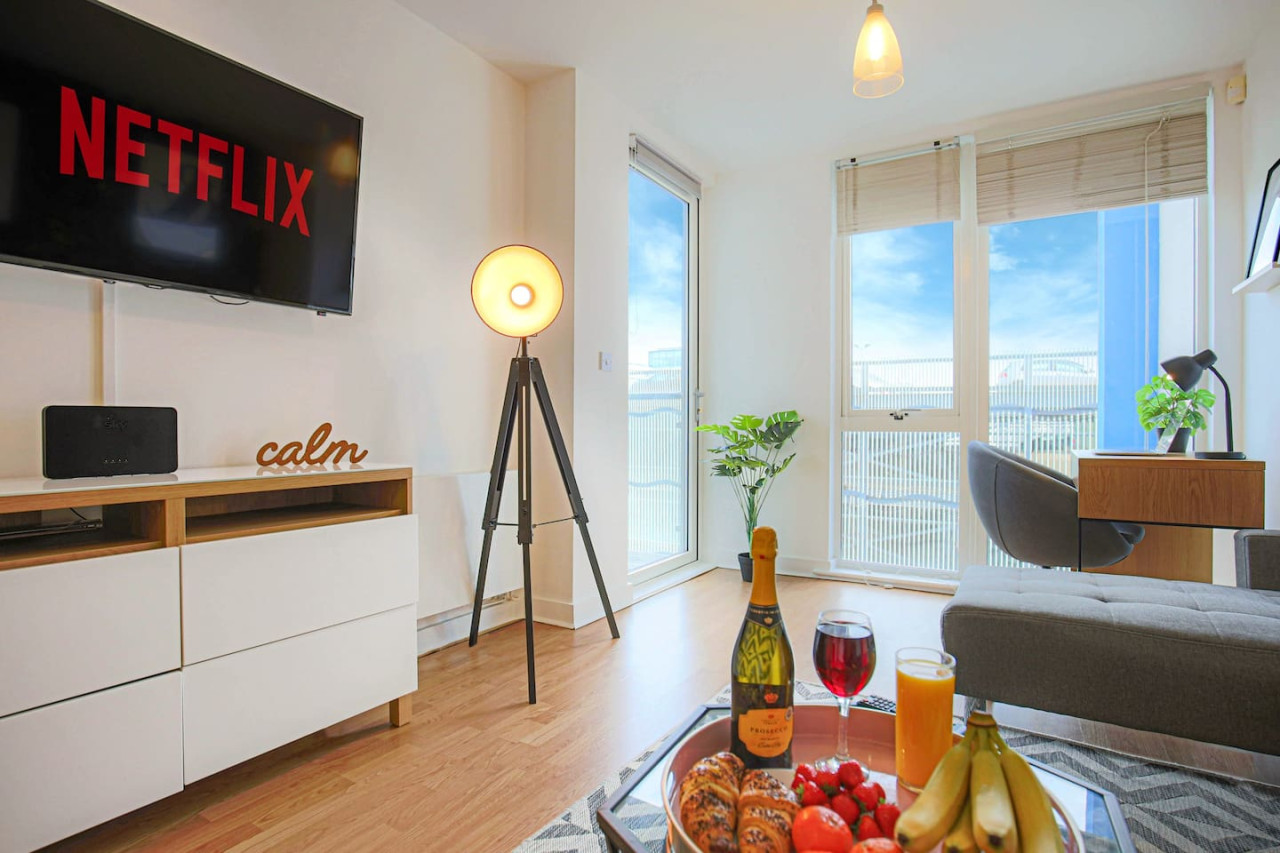 Stylish Apartment • City Centre • Balcony • Free Parking • Self-Check-In in Mortimer Square Flat 33 Dakota House - Property image 3 - VivreStays