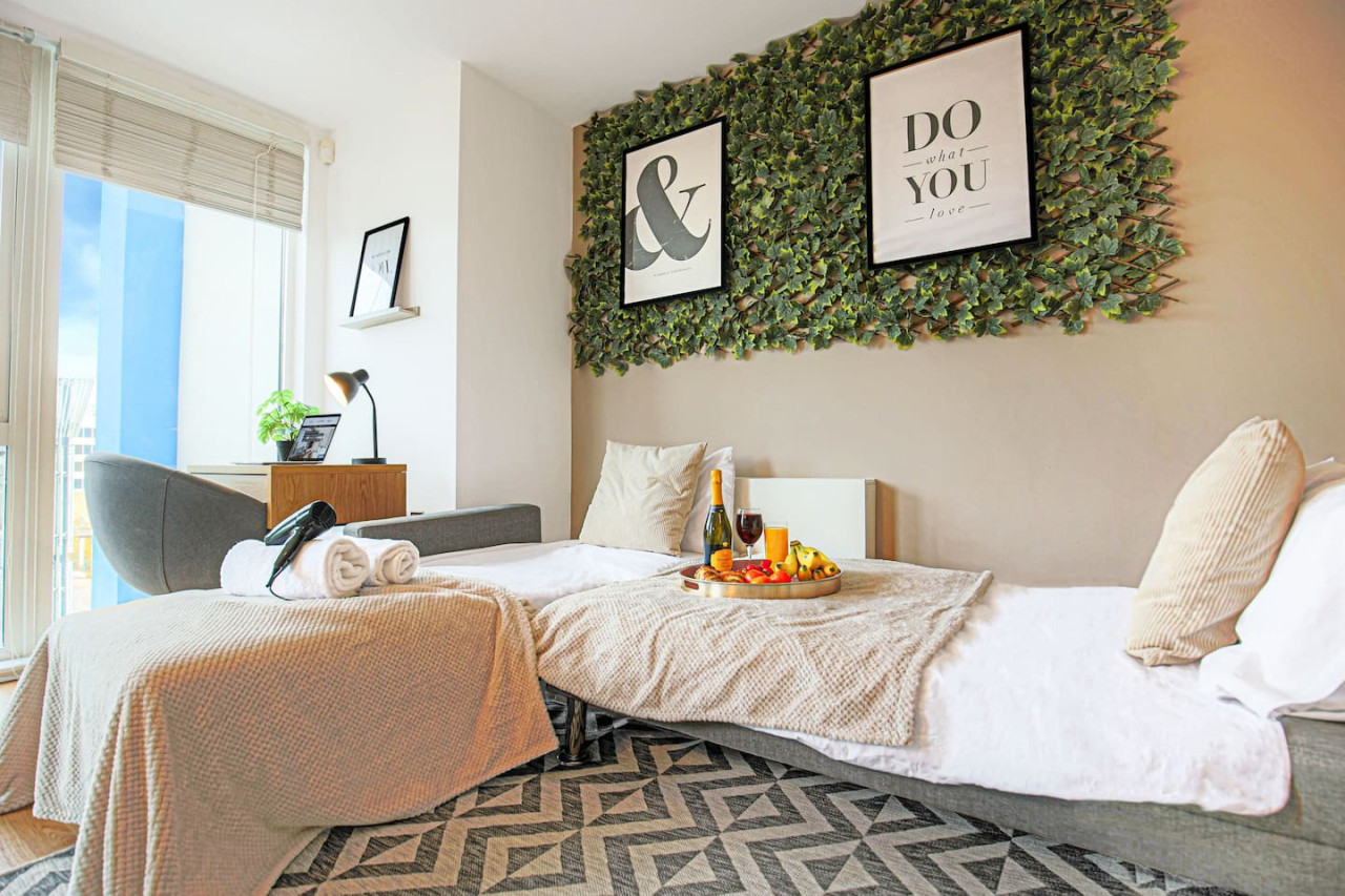 Stylish Apartment • City Centre • Balcony • Free Parking • Self-Check-In in Mortimer Square Flat 33 Dakota House - Property image 18 - VivreStays