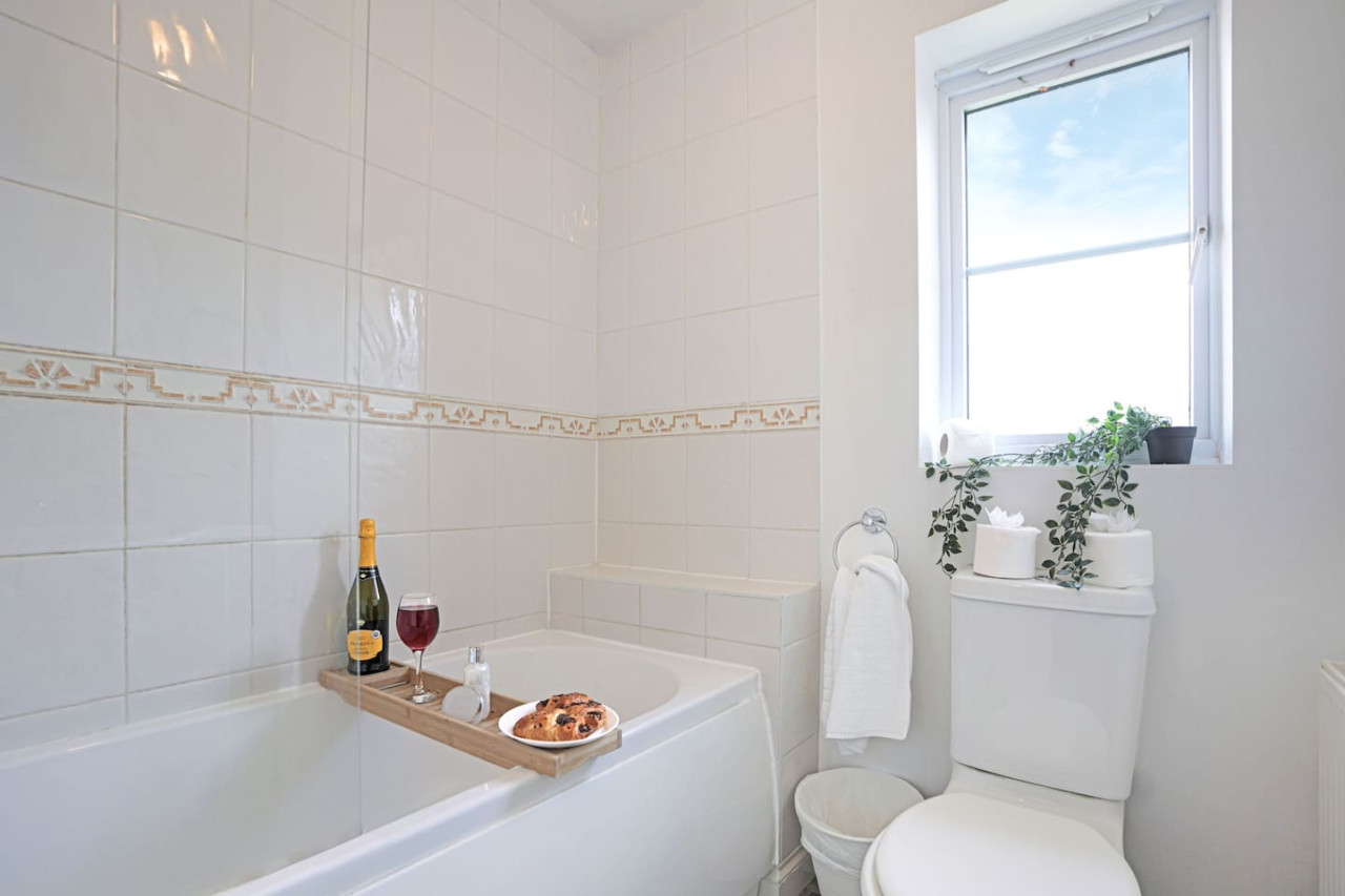 Grange House • Free Parking • Garden • Super-Fast Wifi • Smart TVs with Netflix in 17 School Lane - Property image 12 - VivreStays