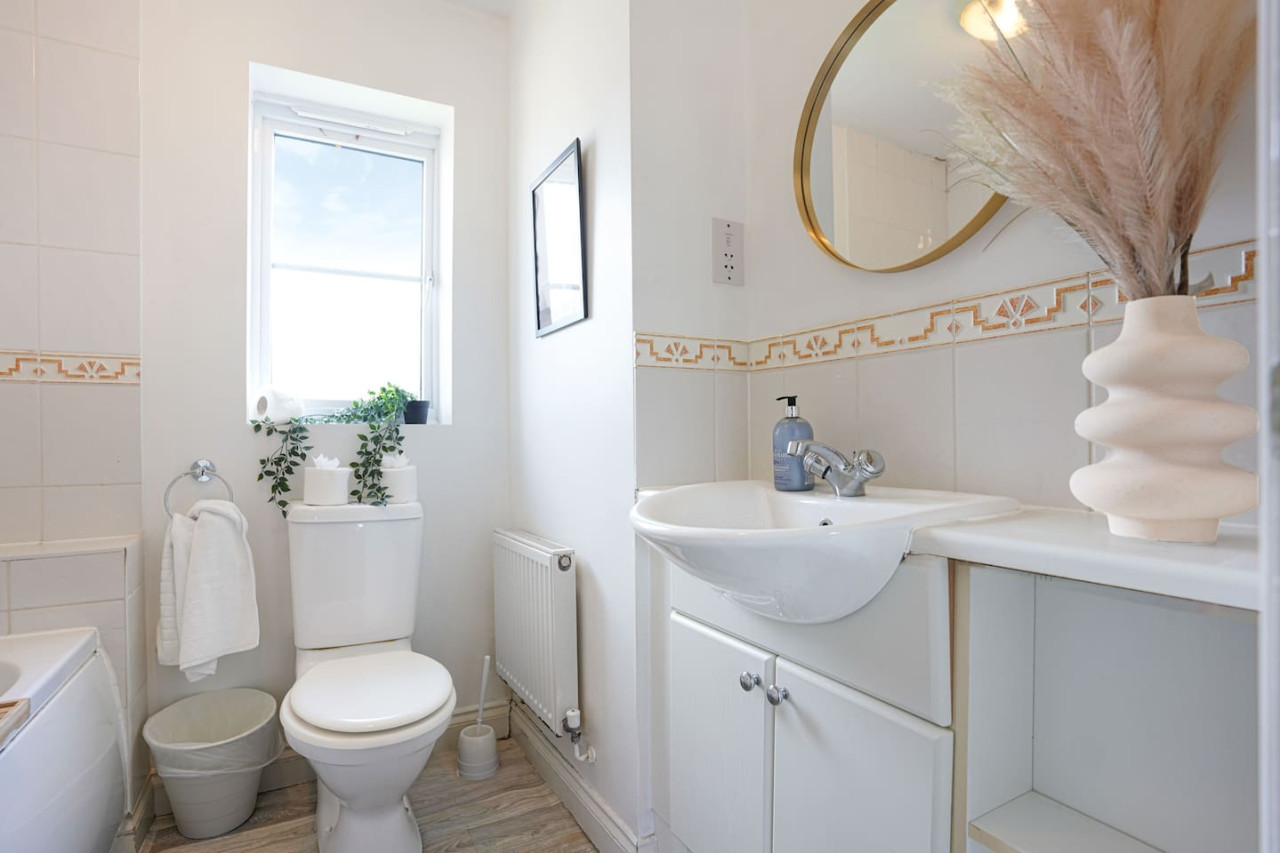 Grange House • Free Parking • Garden • Super-Fast Wifi • Smart TVs with Netflix in 17 School Lane - Property image 13 - VivreStays