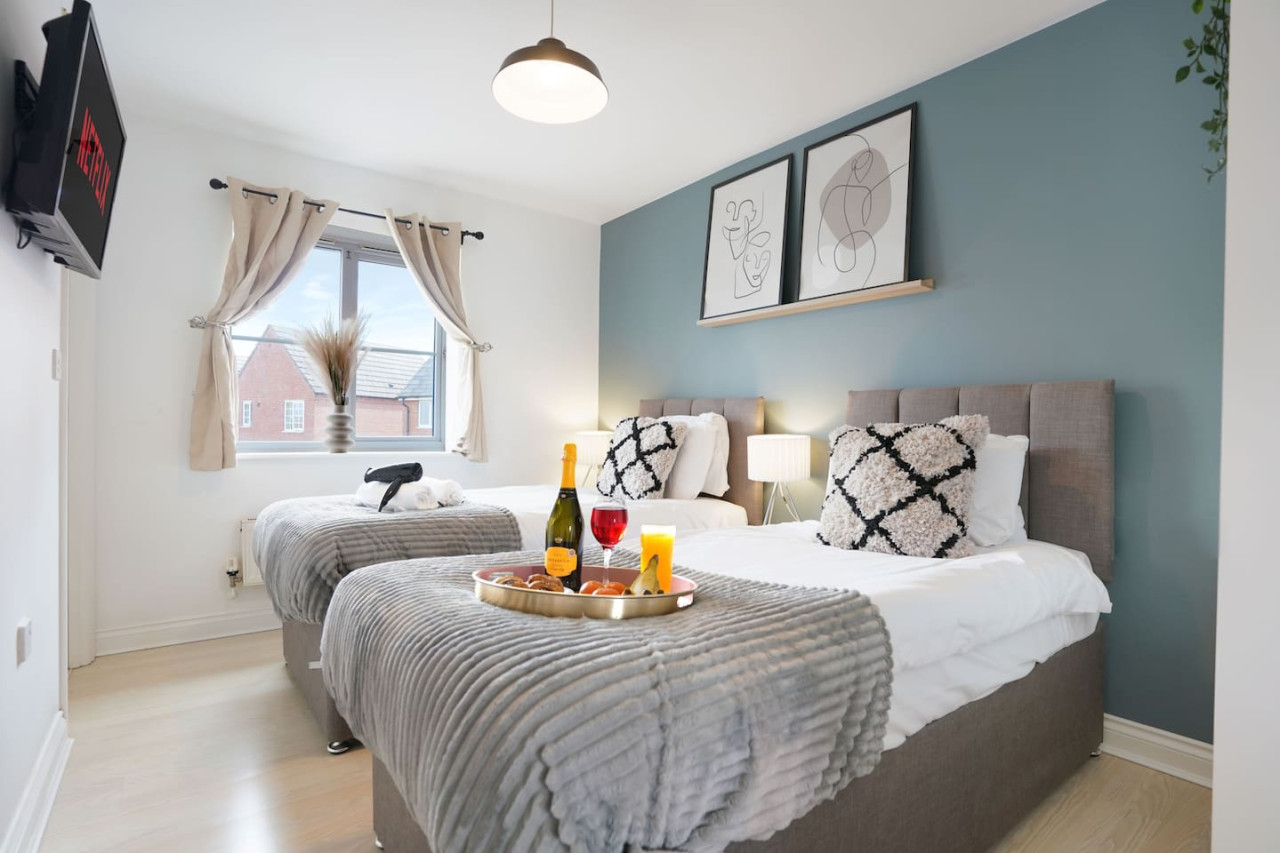 Grange House • Free Parking • Garden • Super-Fast Wifi • Smart TVs with Netflix in 17 School Lane - Property image 2 - VivreStays