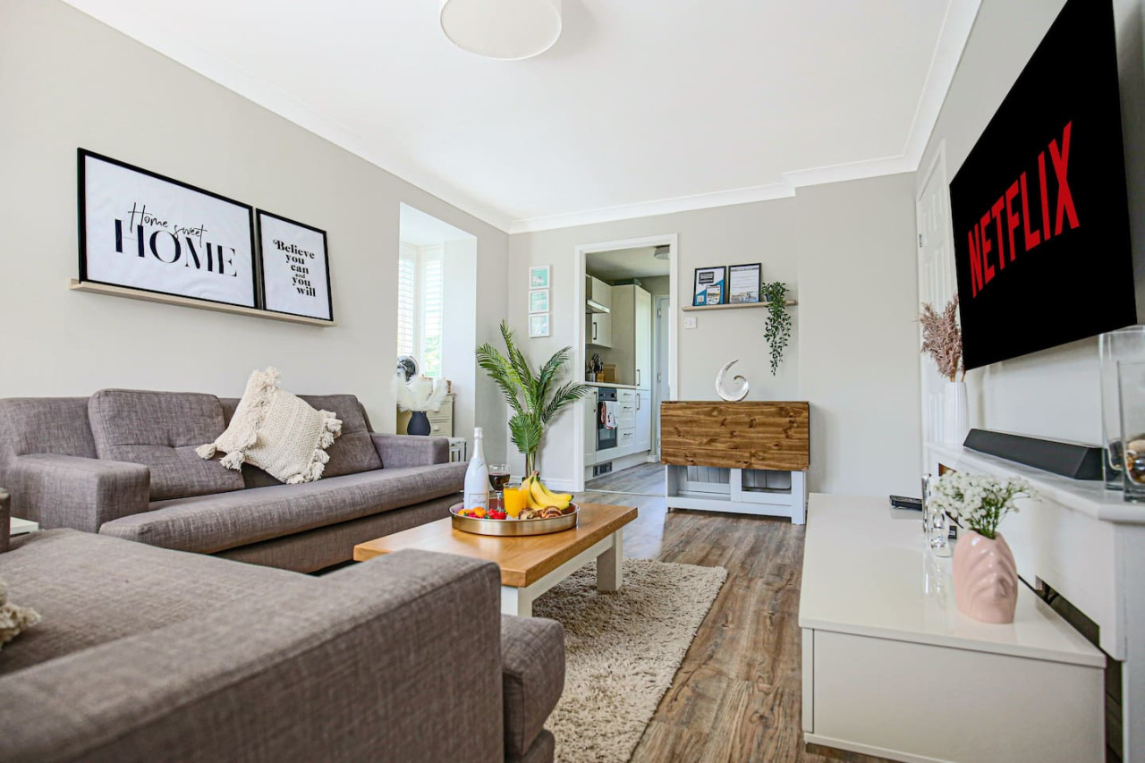🌟Cosy House - Parking, Garden & Fast Wifi 🌟 serviced apartment - UK - VivreStays