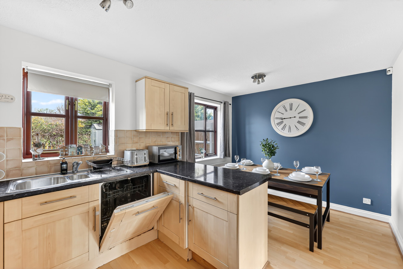 Elegant Detached House • City Centre Location • Driveway Parking • 750mbps+ WiFi • Self-Check-In in 10 Grace Avenue - Property image 21 - VivreStays