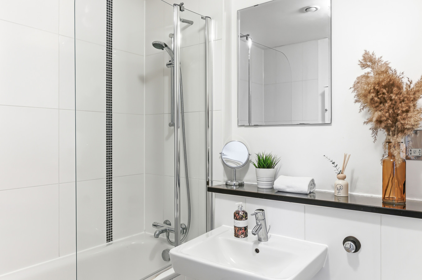 Manhattan Apartment @ The Hub • City Centre • Free Parking • Smart TVs • Fast WiFi • Self-Check-In in Manhattan House, 401 Witan Gate 36 Manhattan House - Property image 6 - VivreStays