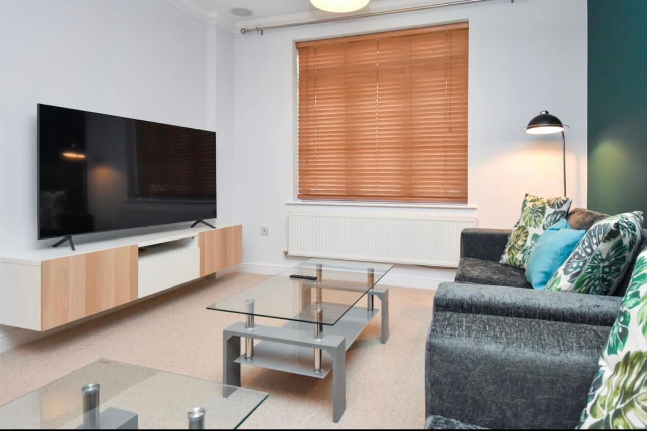 Bewdley House • 4 Bedroom 3 Bathroom • Balcony • Free Parking • Smart TVs • Self-Check-In in 21 Bewdley Grove - Property image 9 - VivreStays