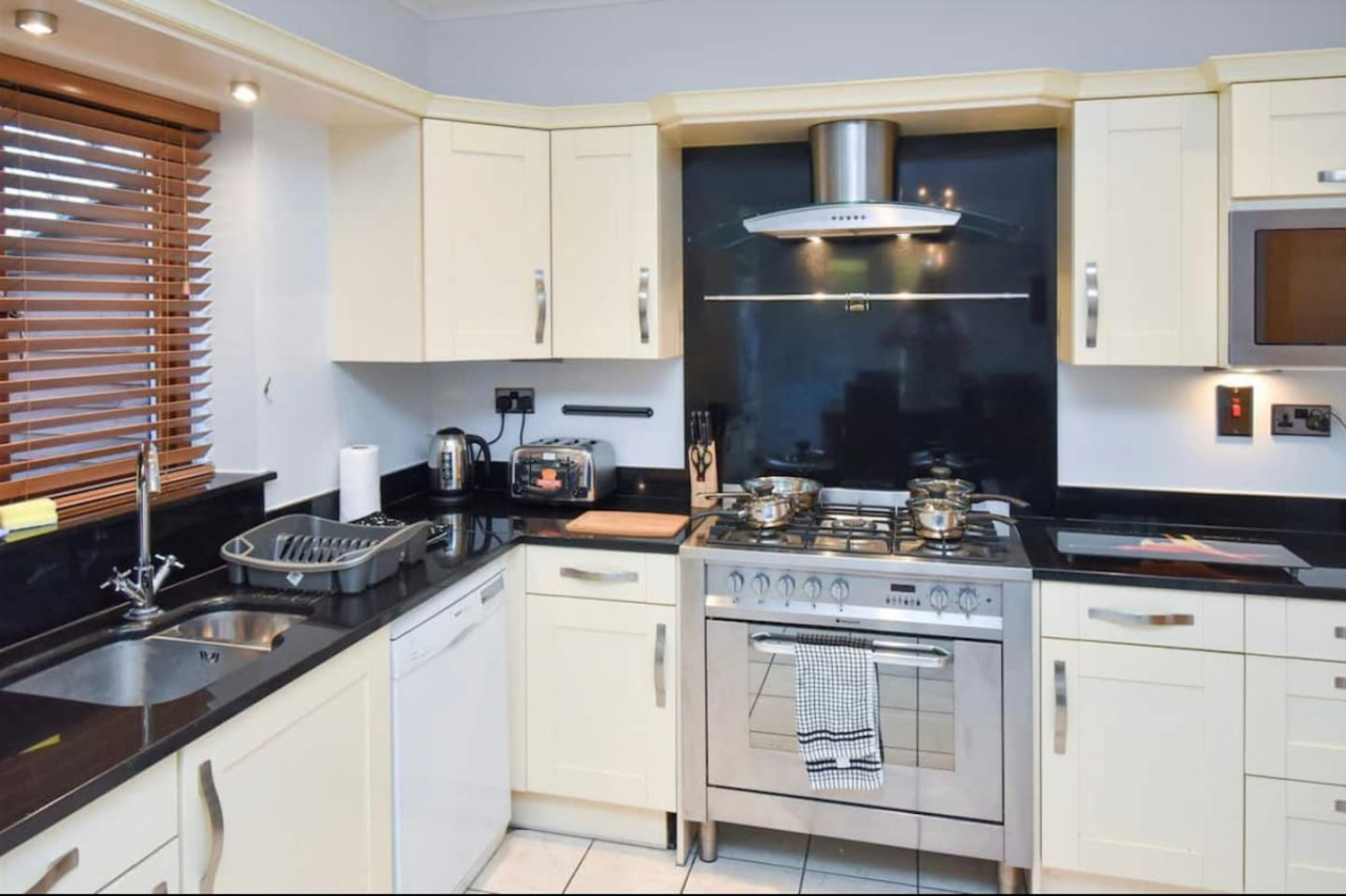 Bewdley House • 4 Bedroom 3 Bathroom • Balcony • Free Parking • Smart TVs • Self-Check-In in 21 Bewdley Grove - Property image 12 - VivreStays