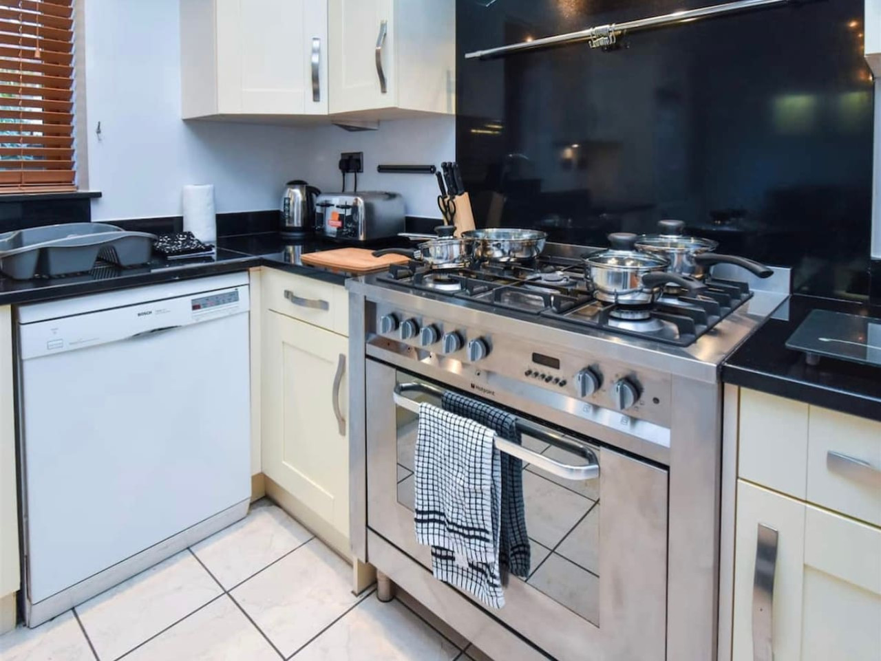 Bewdley House • 4 Bedroom 3 Bathroom • Balcony • Free Parking • Smart TVs • Self-Check-In in 21 Bewdley Grove - Property image 13 - VivreStays
