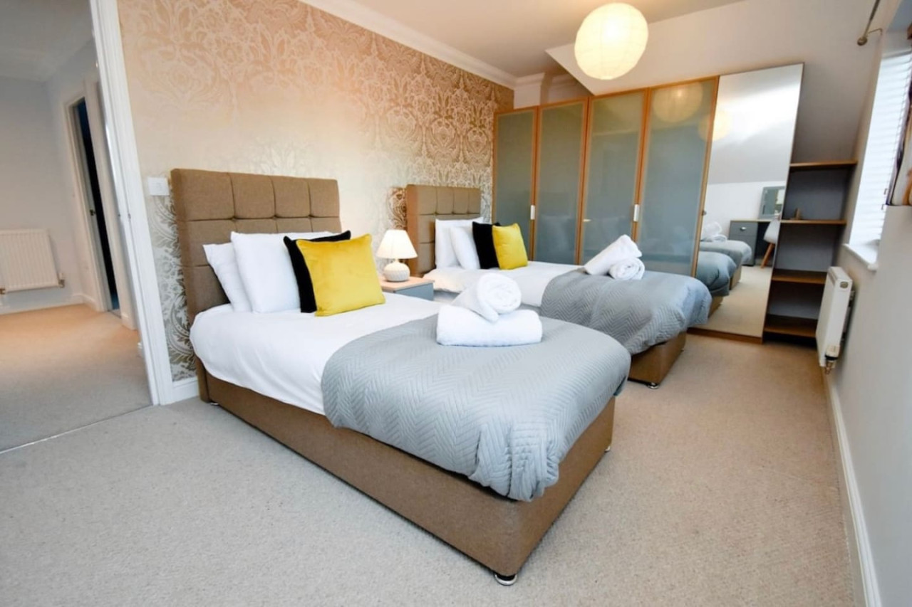 Bewdley House • 4 Bedroom 3 Bathroom • Balcony • Free Parking • Smart TVs • Self-Check-In in 21 Bewdley Grove - Property image 4 - VivreStays