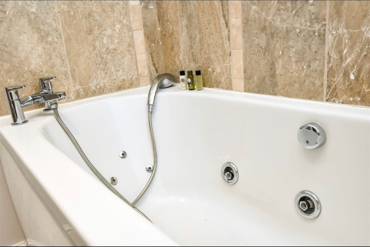 Bewdley House • 4 Bedroom 3 Bathroom • Balcony • Free Parking • Smart TVs • Self-Check-In in 21 Bewdley Grove - Property image 19 - VivreStays