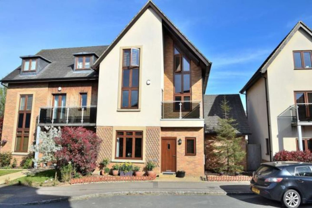 Bewdley House • 4 Bedroom 3 Bathroom • Balcony • Free Parking • Smart TVs • Self-Check-In in 21 Bewdley Grove - Property image 2 - VivreStays