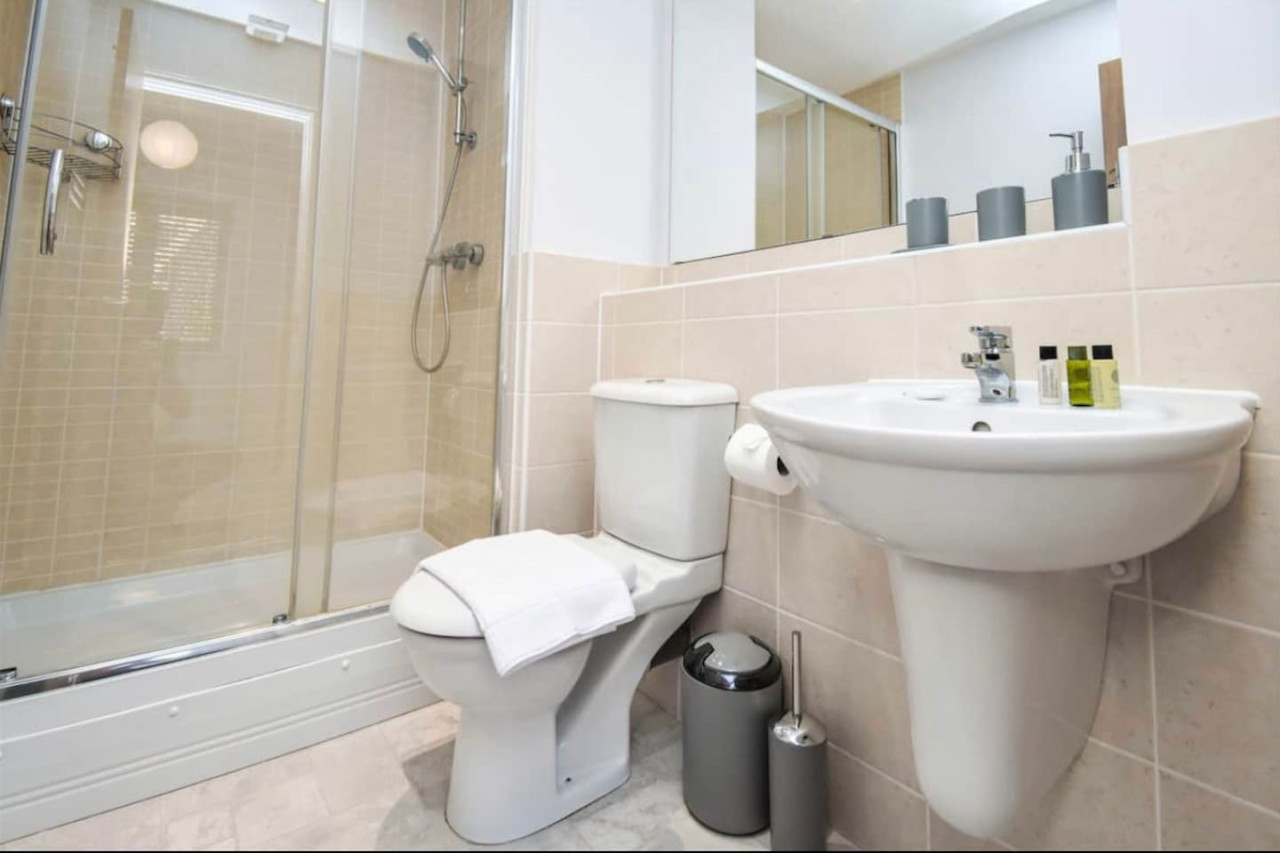 Bewdley House • 4 Bedroom 3 Bathroom • Balcony • Free Parking • Smart TVs • Self-Check-In in 21 Bewdley Grove - Property image 17 - VivreStays