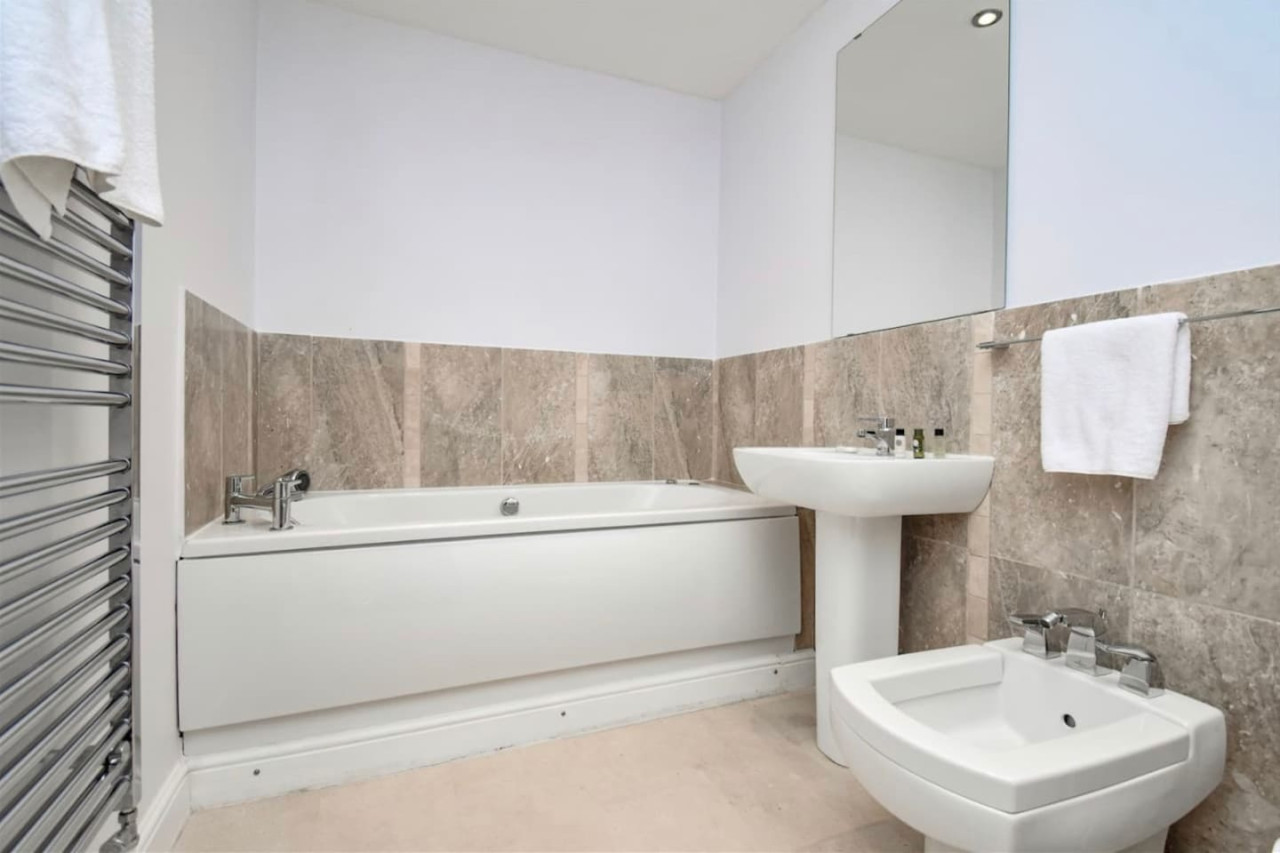 Bewdley House • 4 Bedroom 3 Bathroom • Balcony • Free Parking • Smart TVs • Self-Check-In in 21 Bewdley Grove - Property image 18 - VivreStays
