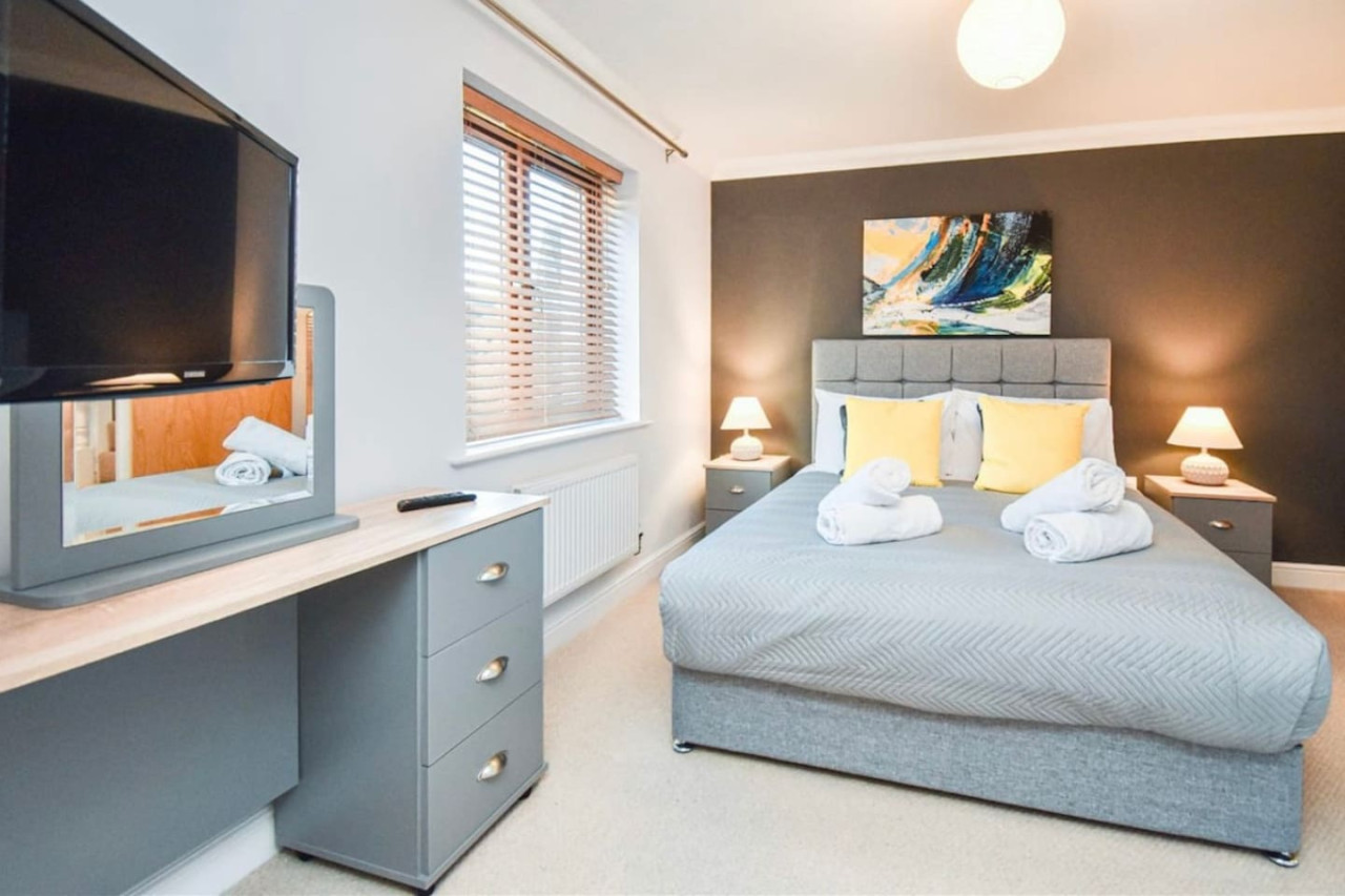 Bewdley House • 4 Bedroom 3 Bathroom • Balcony • Free Parking • Smart TVs • Self-Check-In in 21 Bewdley Grove - Property image 6 - VivreStays