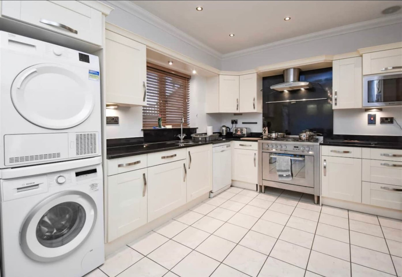 Bewdley House • 4 Bedroom 3 Bathroom • Balcony • Free Parking • Smart TVs • Self-Check-In in 21 Bewdley Grove - Property image 11 - VivreStays
