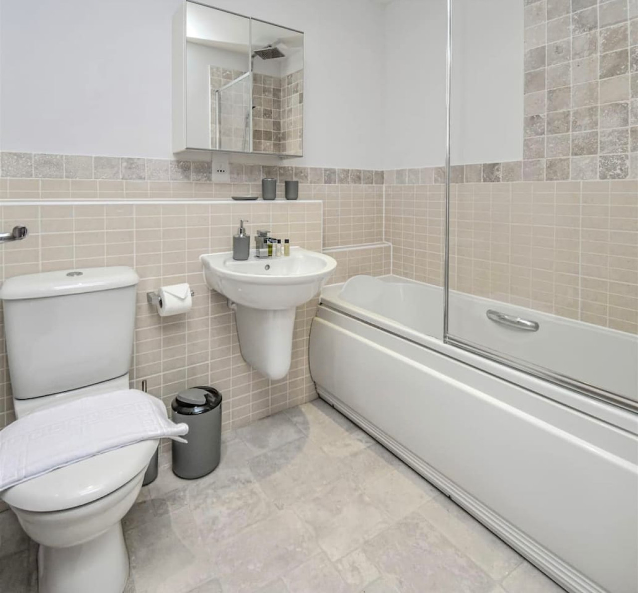 Bewdley House • 4 Bedroom 3 Bathroom • Balcony • Free Parking • Smart TVs • Self-Check-In in 21 Bewdley Grove - Property image 16 - VivreStays