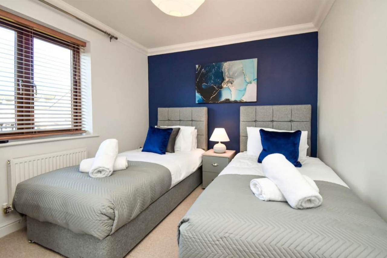 Bewdley House • 4 Bedroom 3 Bathroom • Balcony • Free Parking • Smart TVs • Self-Check-In in 21 Bewdley Grove - Property image 3 - VivreStays