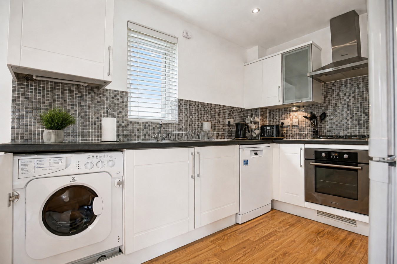 Stylish 2 Bedroom Flat • Free Parking • Balcony • Sky TV • Fast WiFi in Flat 50, Wenford - Property image 13 - VivreStays