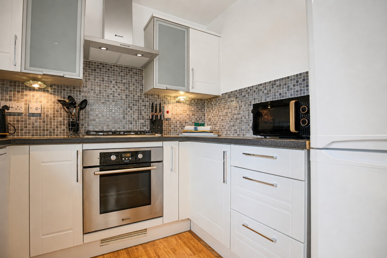 Stylish 2 Bedroom Flat • Free Parking • Balcony • Sky TV • Fast WiFi in Flat 50, Wenford - Property image 14 - VivreStays
