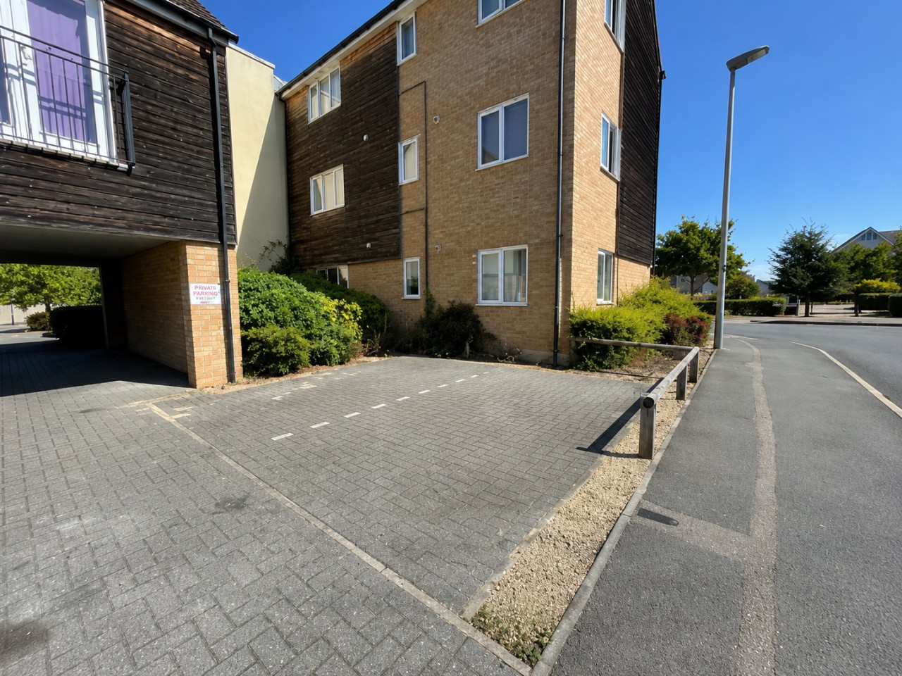 Stylish 2 Bedroom Flat • Free Parking • Balcony • Sky TV • Fast WiFi in Flat 50, Wenford - Property image 15 - VivreStays